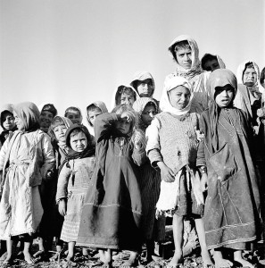 Crianças palestinianas a aguardar distribuição de leite pela UNICEF no convento das Irmãs Franciscanas de Nazaré, no 1º de janeiro de 1950. AW / UN 